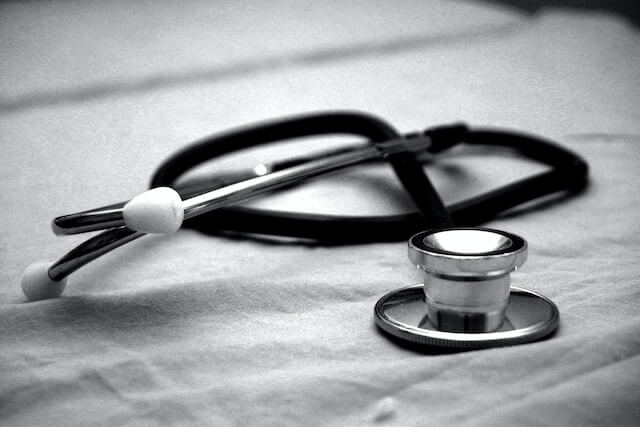 تطبيقات الذكاء الاصطناعي في الرعاية الصحية التحسينات والتحديات