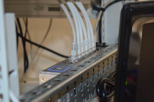 ما هي البروتوكولات المستخدمة في طبقة التطبيقات (Application Layer)