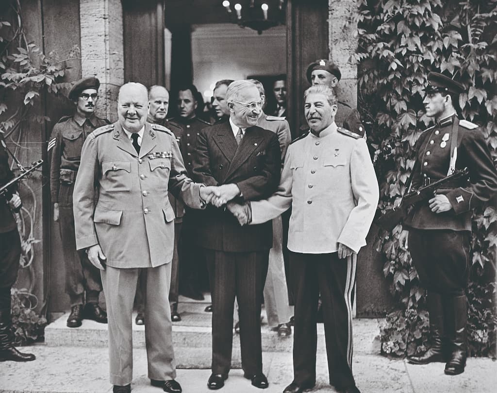 بداية الحرب الباردة في مؤتمر بوتسدام بين ستالين وترومان وتشرشل 1945.