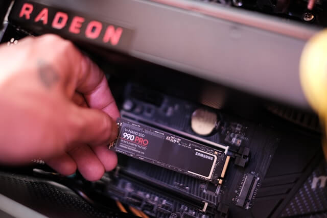 ما هو الفرق بين القرص الصلب SSD و NVMe